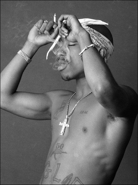 tupac-smokin.jpg